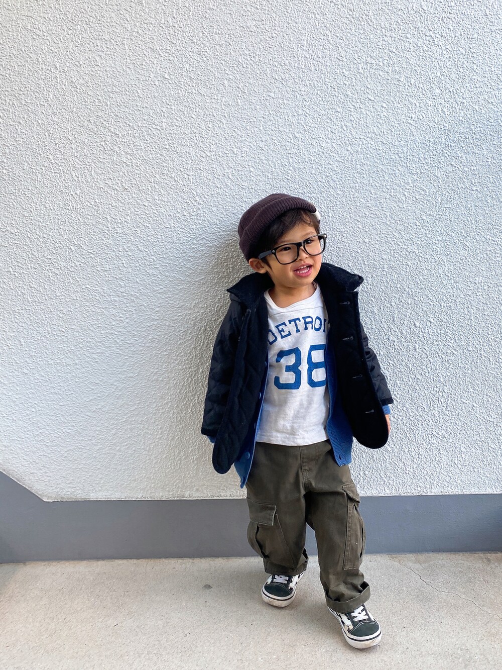 ブラック系のその他アウター、ブルー系のカーディガン/ボレロ、グリーン系のその他パンツを着用したキッズの冬コーディネートの2枚目の写真