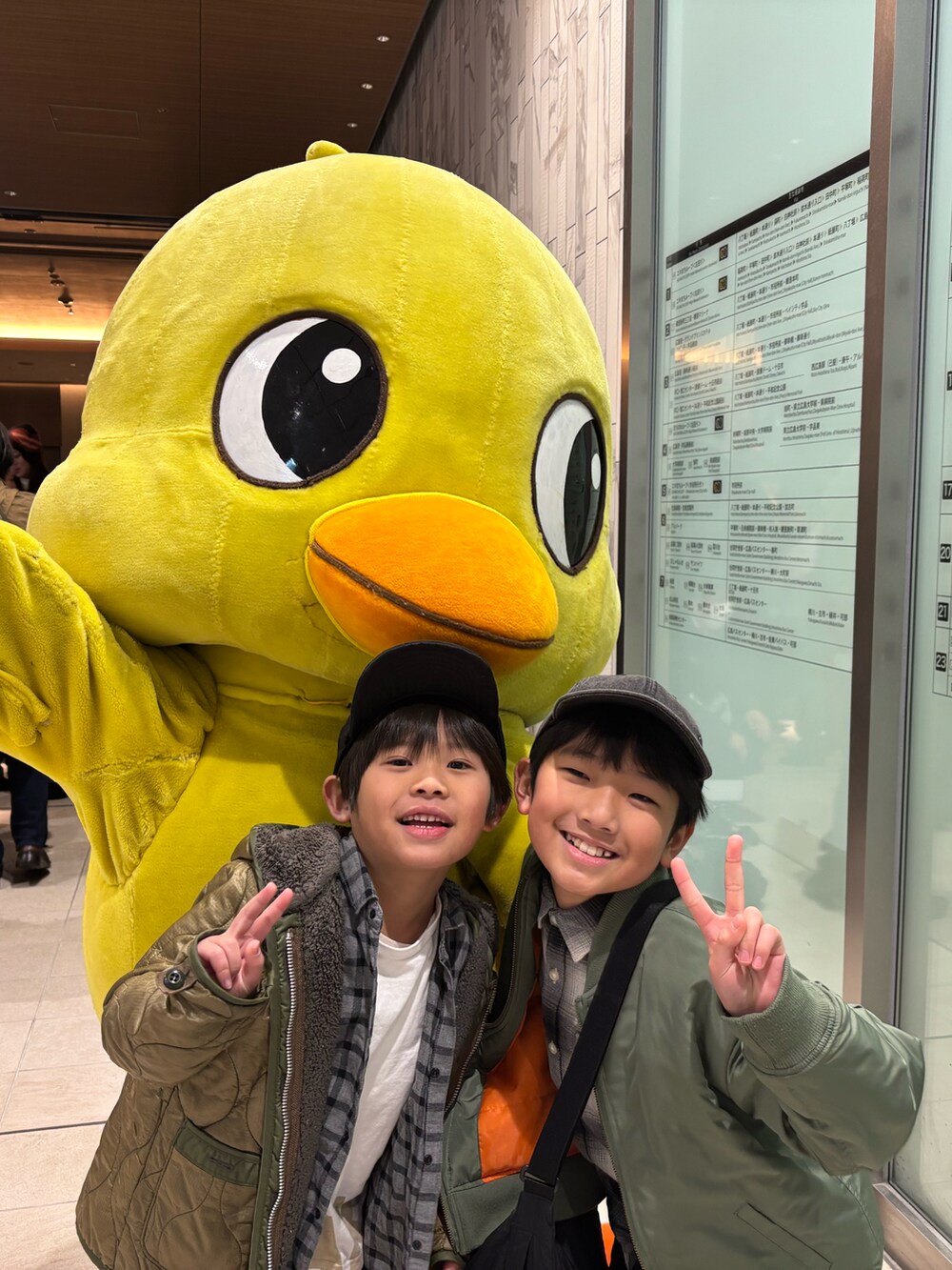 ブラック系のカーゴパンツ、ブラック系のスニーカー、グリーン系のMA-1を着用したキッズの冬コーディネートの2枚目の写真