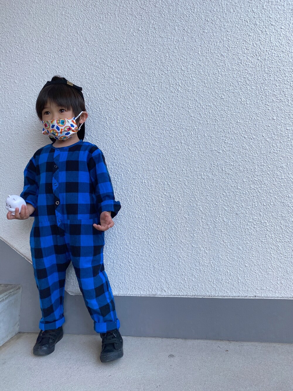 ブルー系のつなぎ/オールインワン、ブラック系のスニーカー、ブラック系のキャップを着用したキッズの春コーディネートの2枚目の写真