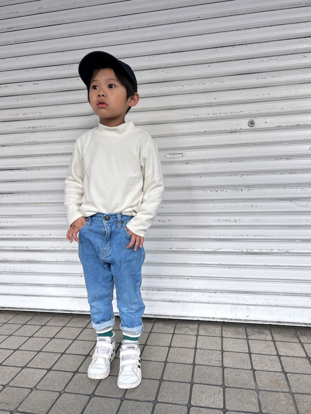 パープル系のTシャツ/カットソー、ホワイト系のデニムパンツ、ホワイト系のスニーカーを着用したキッズの冬コーディネートの3枚目の写真