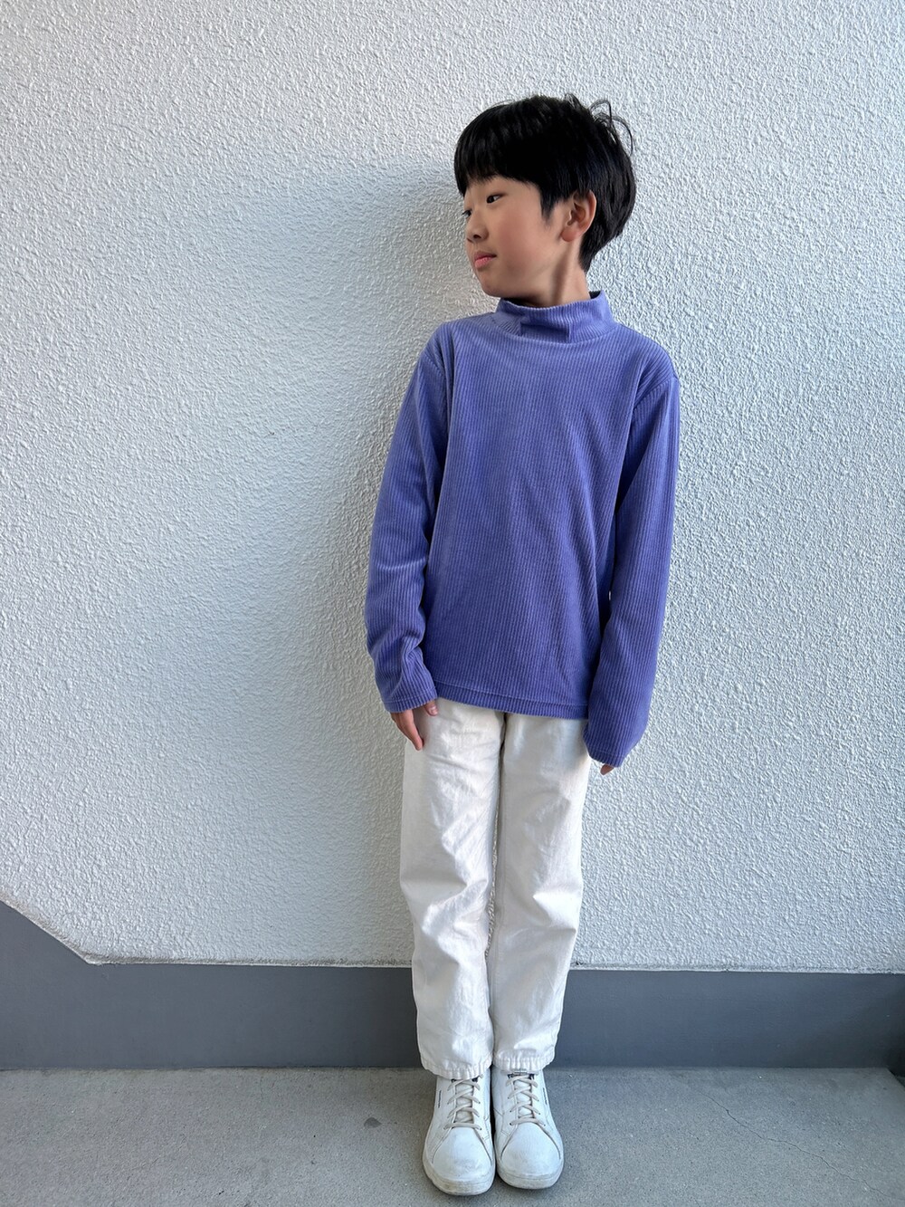 パープル系のTシャツ/カットソー、ホワイト系のデニムパンツ、ホワイト系のスニーカーを着用したキッズの冬コーディネートの4枚目の写真