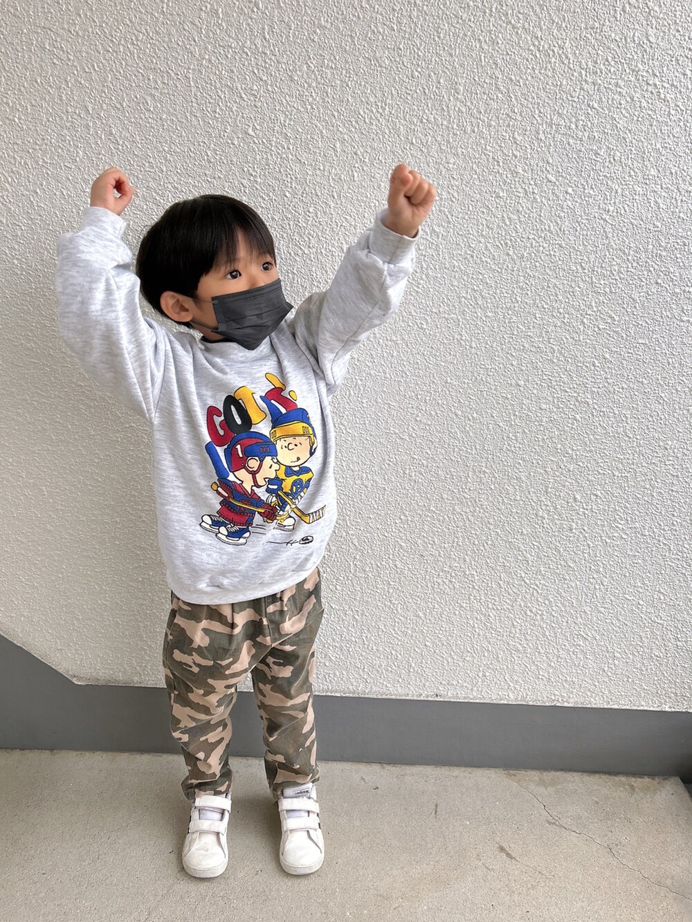 グレー系のスウェット、グリーン系のパンツ、ホワイト系のスニーカーを着用したキッズの冬コーディネートの2枚目の写真