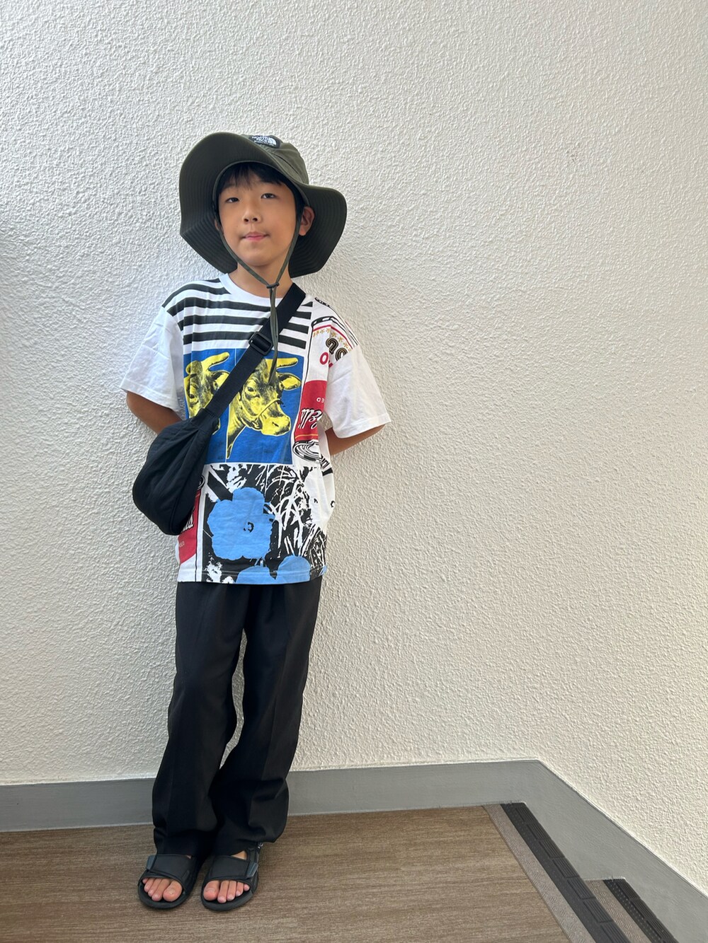 ホワイト系のTシャツ/カットソー、レッド系のショルダーバッグ、ブラック系のショルダーバッグを着用したキッズの夏コーディネートの3枚目の写真