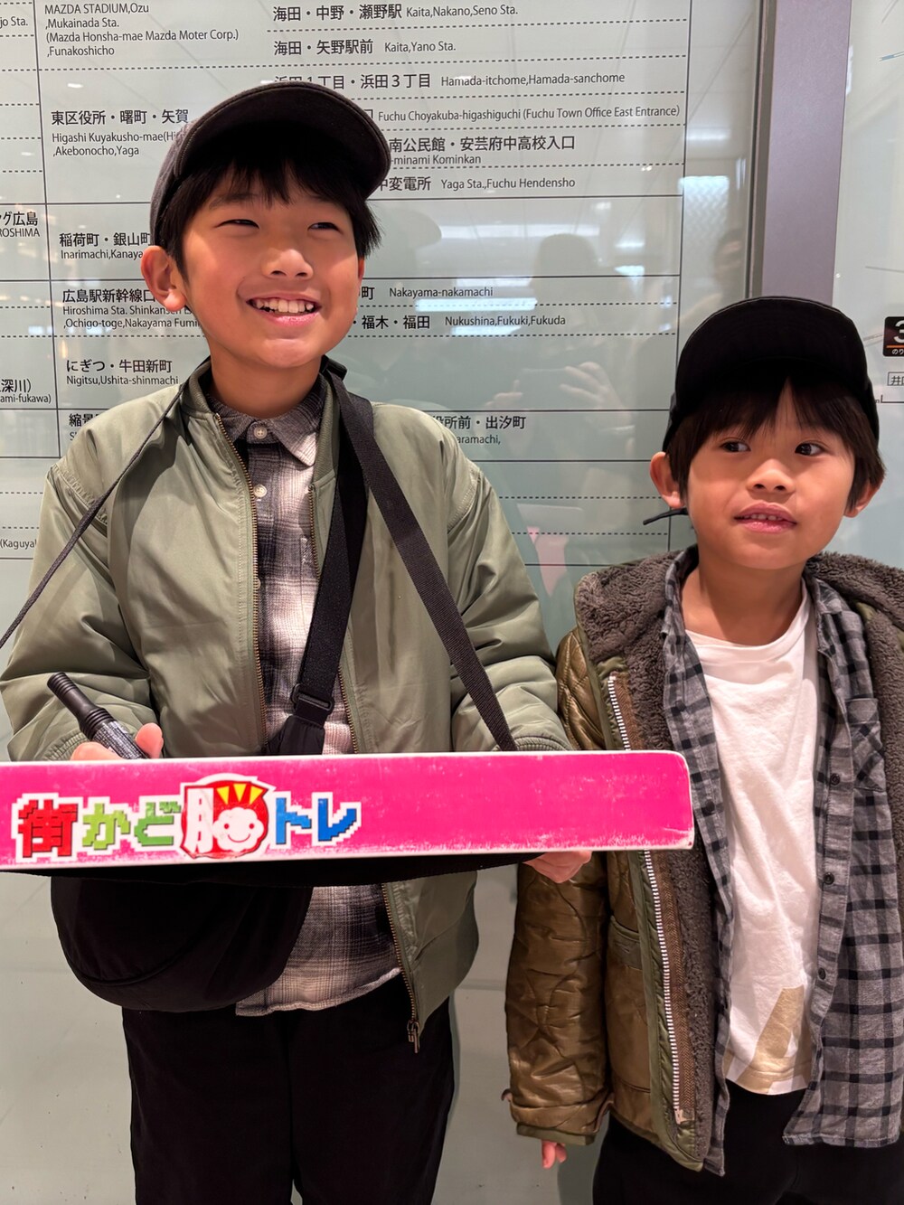 ブラック系のカーゴパンツ、ブラック系のスニーカー、グリーン系のMA-1を着用したキッズの冬コーディネートの3枚目の写真