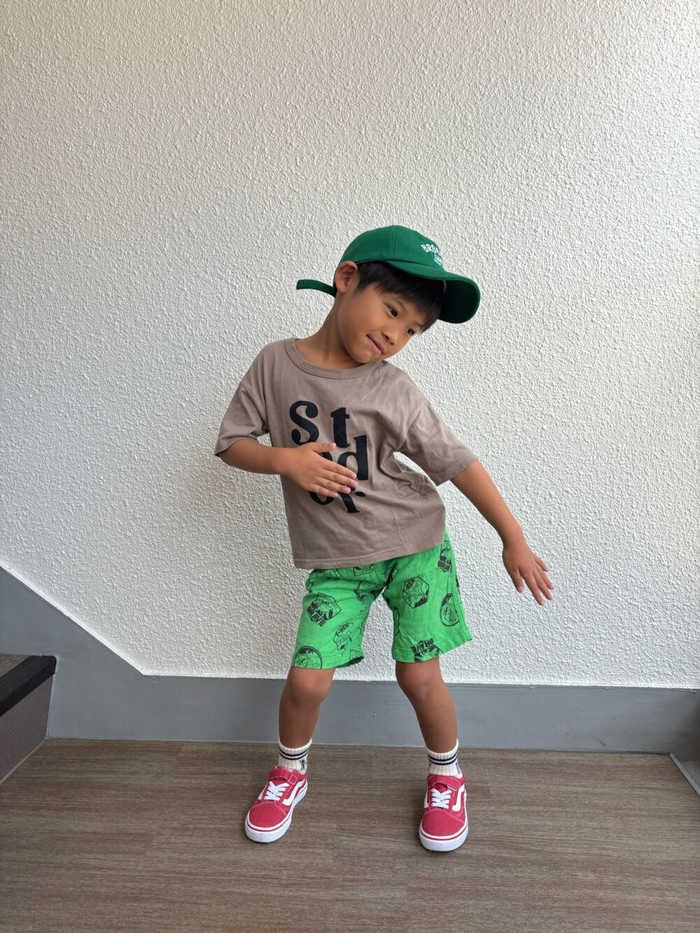 グリーン系のその他パンツ、レッド系のスニーカー、ベージュ系のTシャツ/カットソーを着用したキッズの夏コーディネートの3枚目の写真