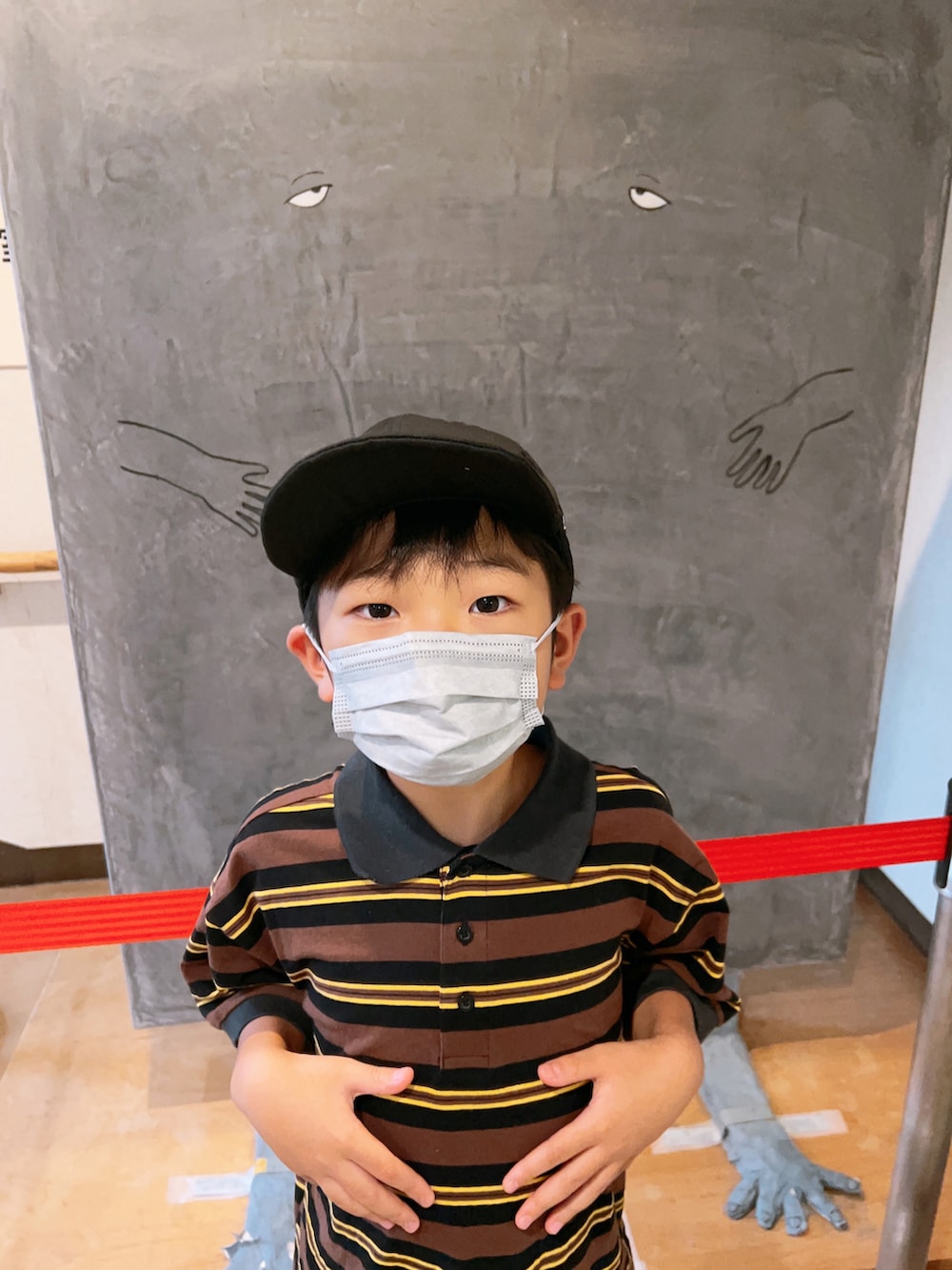 ブラウン系のポロシャツ、ブラック系のその他パンツ、ブラック系のサンダルを着用したキッズの夏コーディネートの2枚目の写真