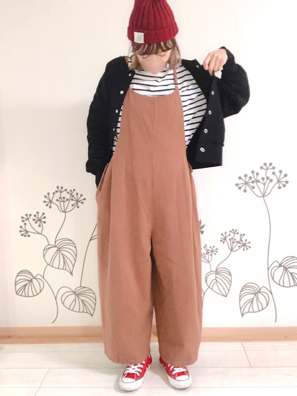 ホワイト系のTシャツ/カットソー、ブラック系のスウェット、ブラウン系のサロペット/オーバーオールを着用したレディースの冬コーディネートの2枚目の写真