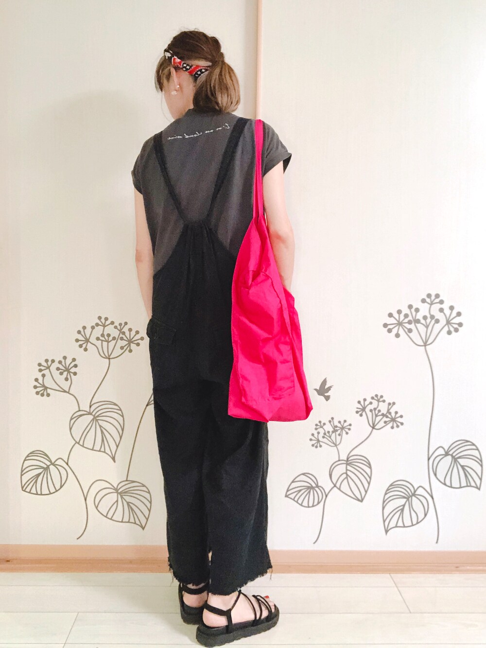 グレー系のTシャツ/カットソー、ブラック系のオールインワン・サロペット、ピンク系のトートバッグを着用したレディースの夏コーディネートの2枚目の写真