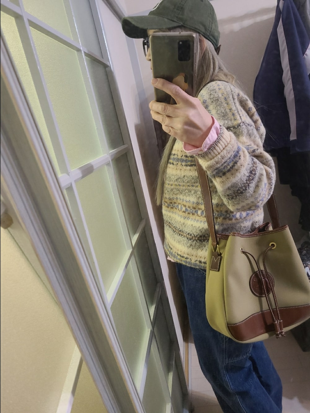 その他のニット/セーター、ブラウン系のトートバッグ、ブラウン系のブーツを着用したレディースの春コーディネートの2枚目の写真
