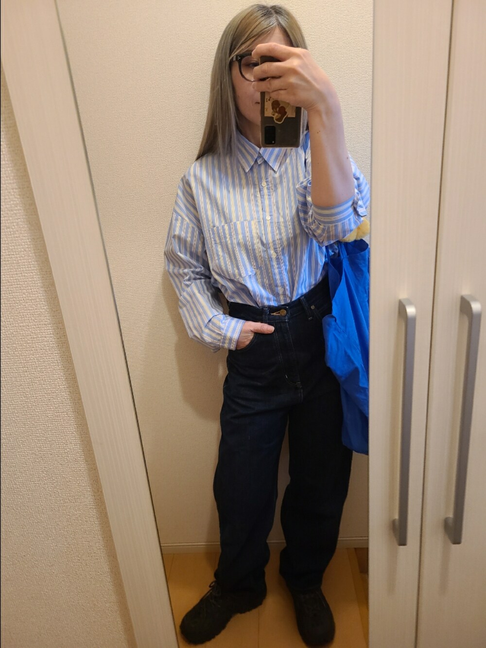 ブルー系のデニムパンツ、ブルー系のシャツ/ブラウス、ブルー系のエコバッグ/サブバッグを着用したレディースの夏コーディネートの2枚目の写真