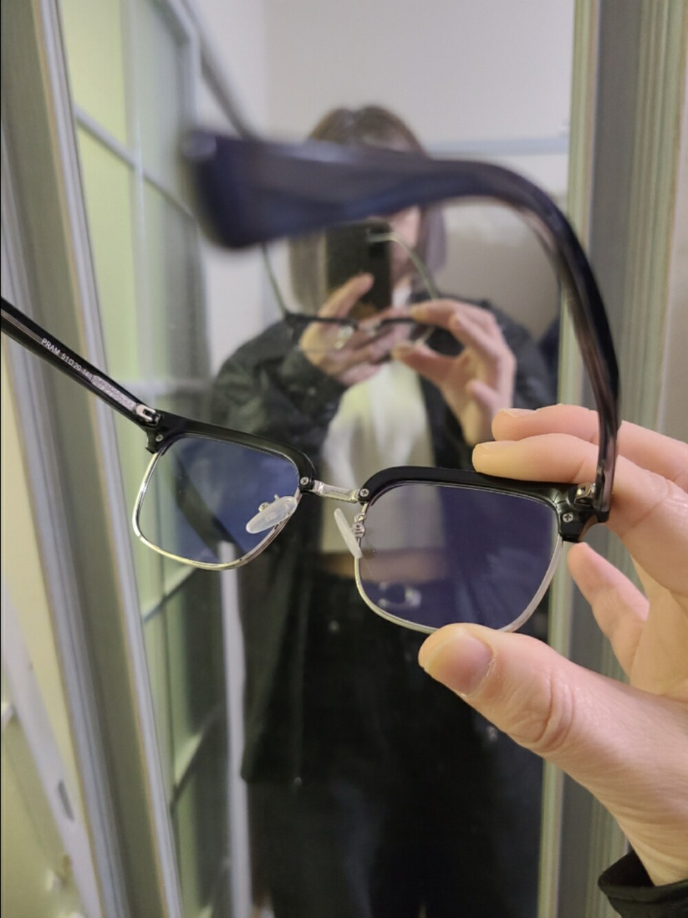 ベージュ系のスウェット、ブラック系のジャケット/アウター、ブラック系のデニムパンツを着用したレディースの冬コーディネートの2枚目の写真