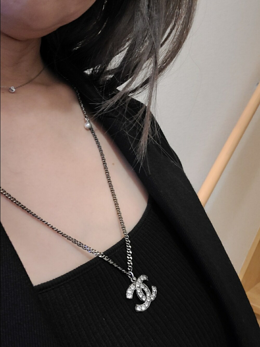 ブラック系のハンドバッグ、ブラック系のローファーを着用したレディースの秋コーディネートの3枚目の写真