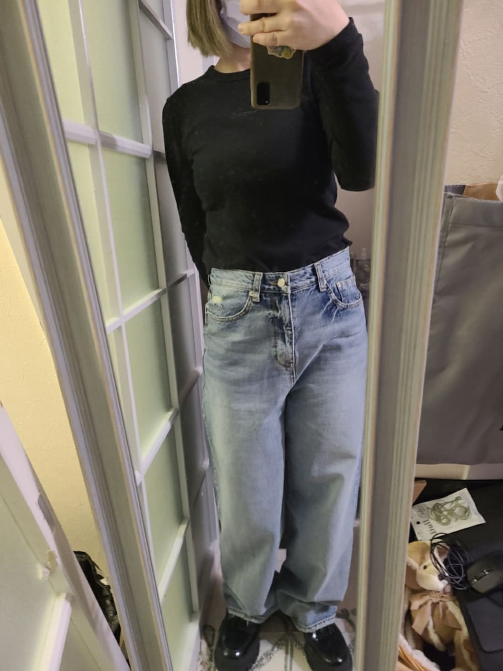 ベージュ系のショルダーバッグ、ブラック系のローファーを着用したレディースの春コーディネートの2枚目の写真