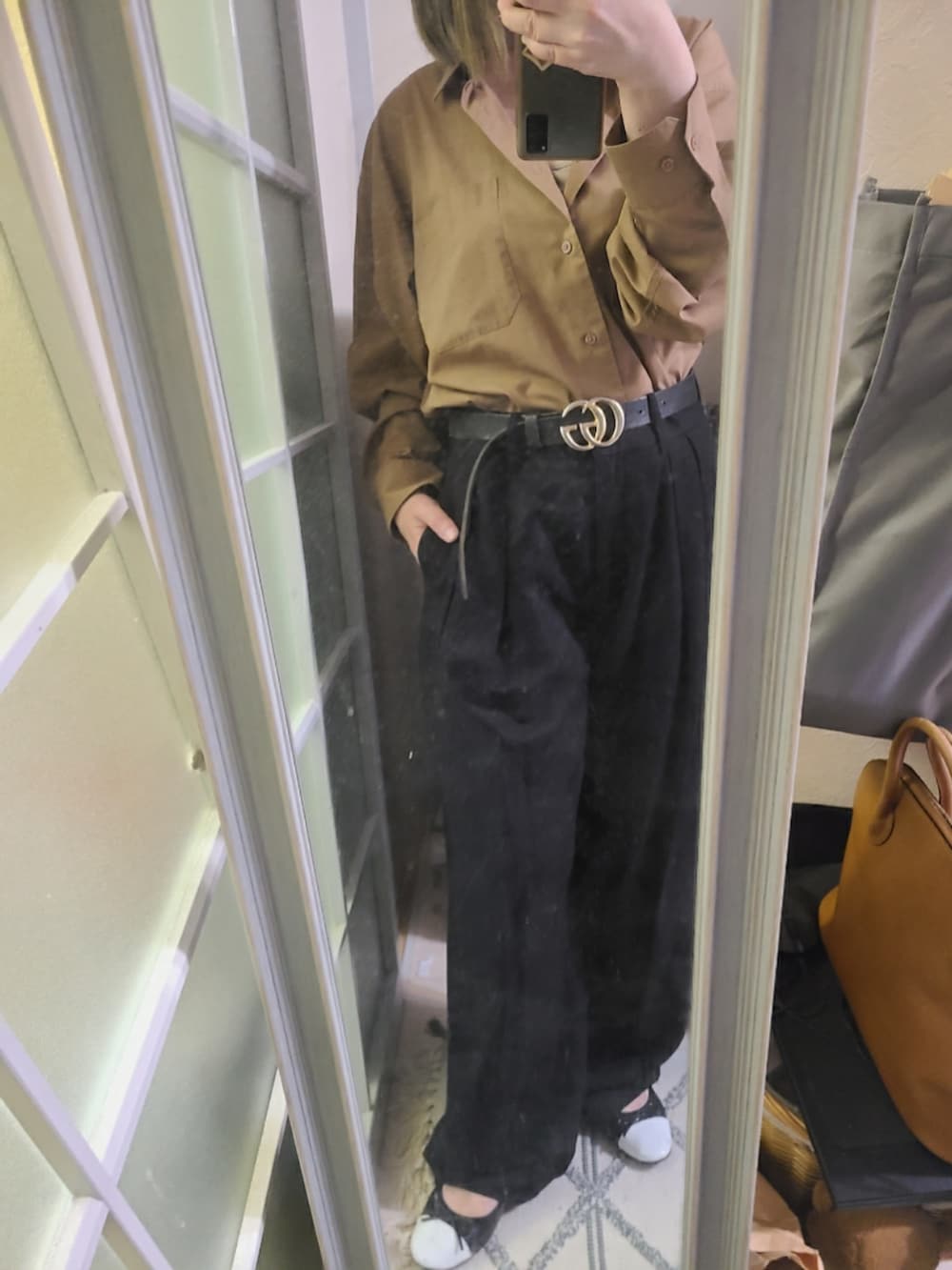 ブラウン系のシャツ/ブラウス、ブラック系のスラックス、ブラック系のバレエシューズを着用したレディースの春コーディネートの2枚目の写真