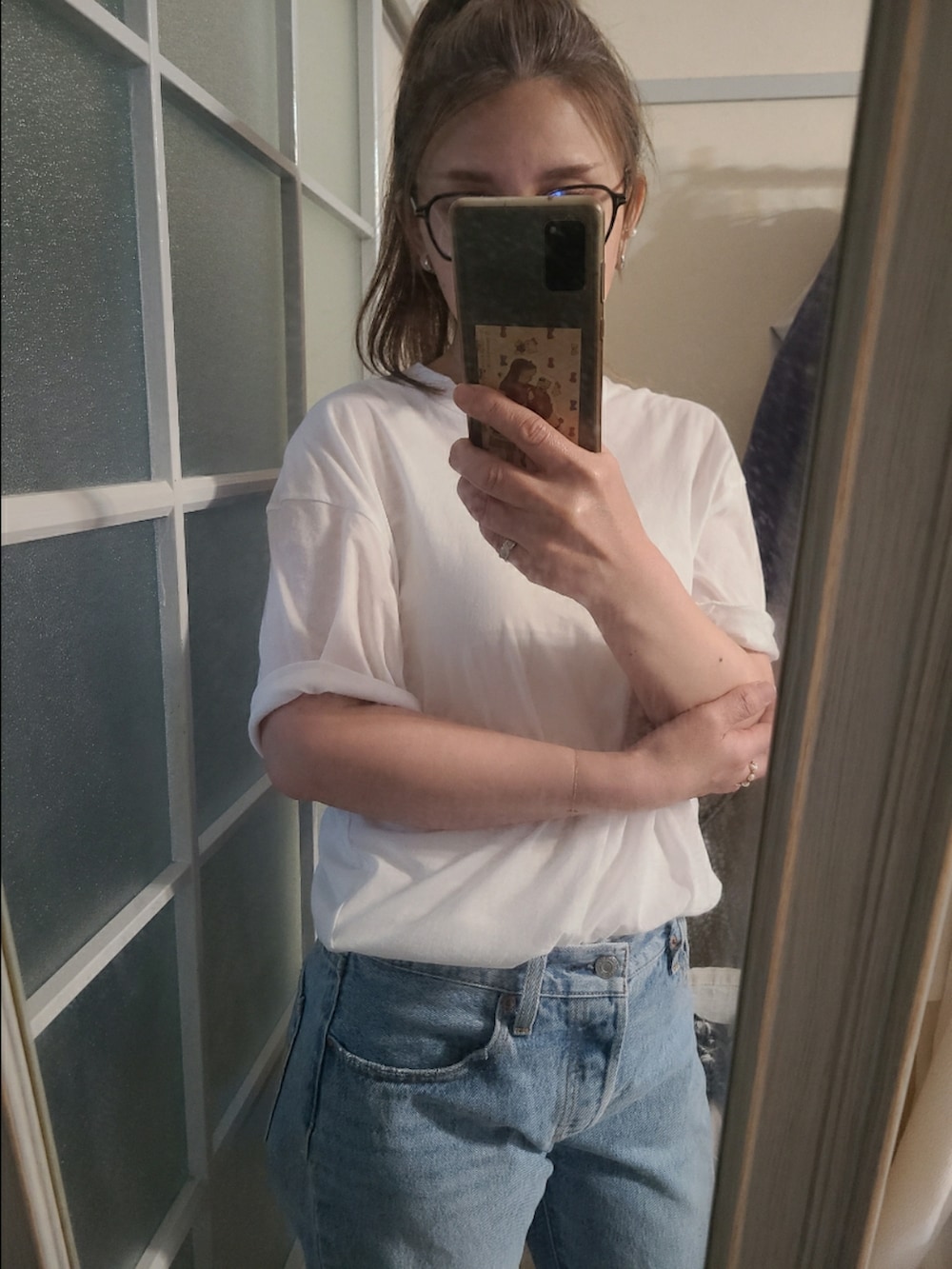 ホワイト系のTシャツ/カットソー、ブルー系のデニムパンツ、ブラック系のバレエシューズを着用したレディースの夏コーディネートの2枚目の写真