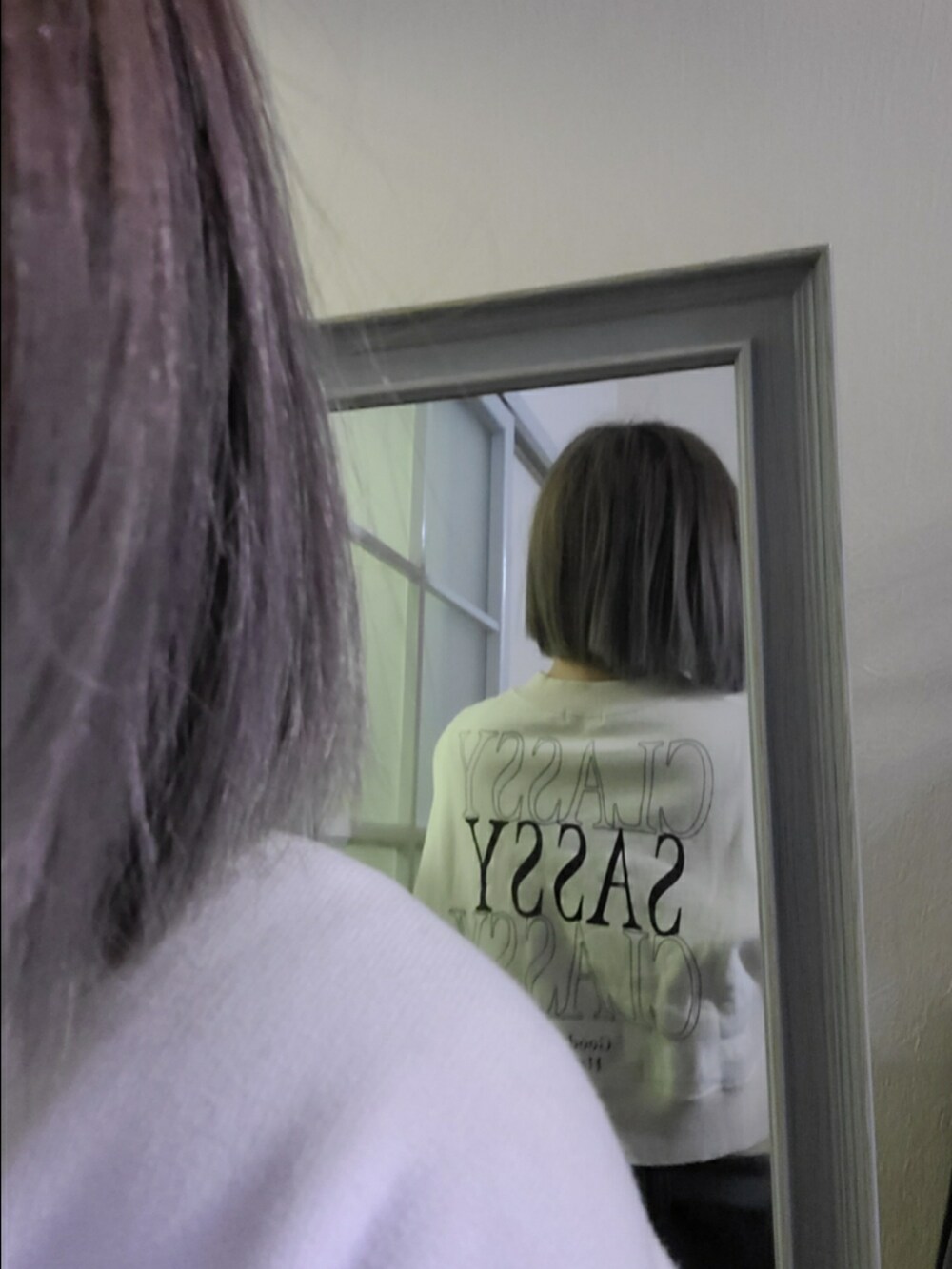 ベージュ系のスウェット、ブラック系のジャケット/アウター、ブラック系のデニムパンツを着用したレディースの冬コーディネートの4枚目の写真