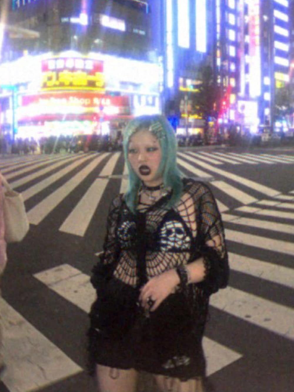 ブラック系のその他トップスを着用したレディースの夏コーディネートの2枚目の写真