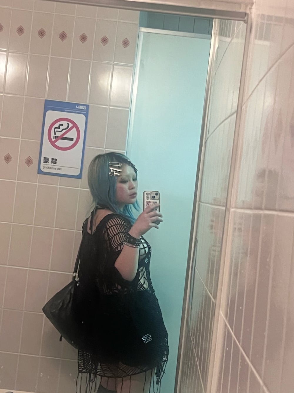 ブラック系のその他トップスを着用したレディースの夏コーディネートの3枚目の写真