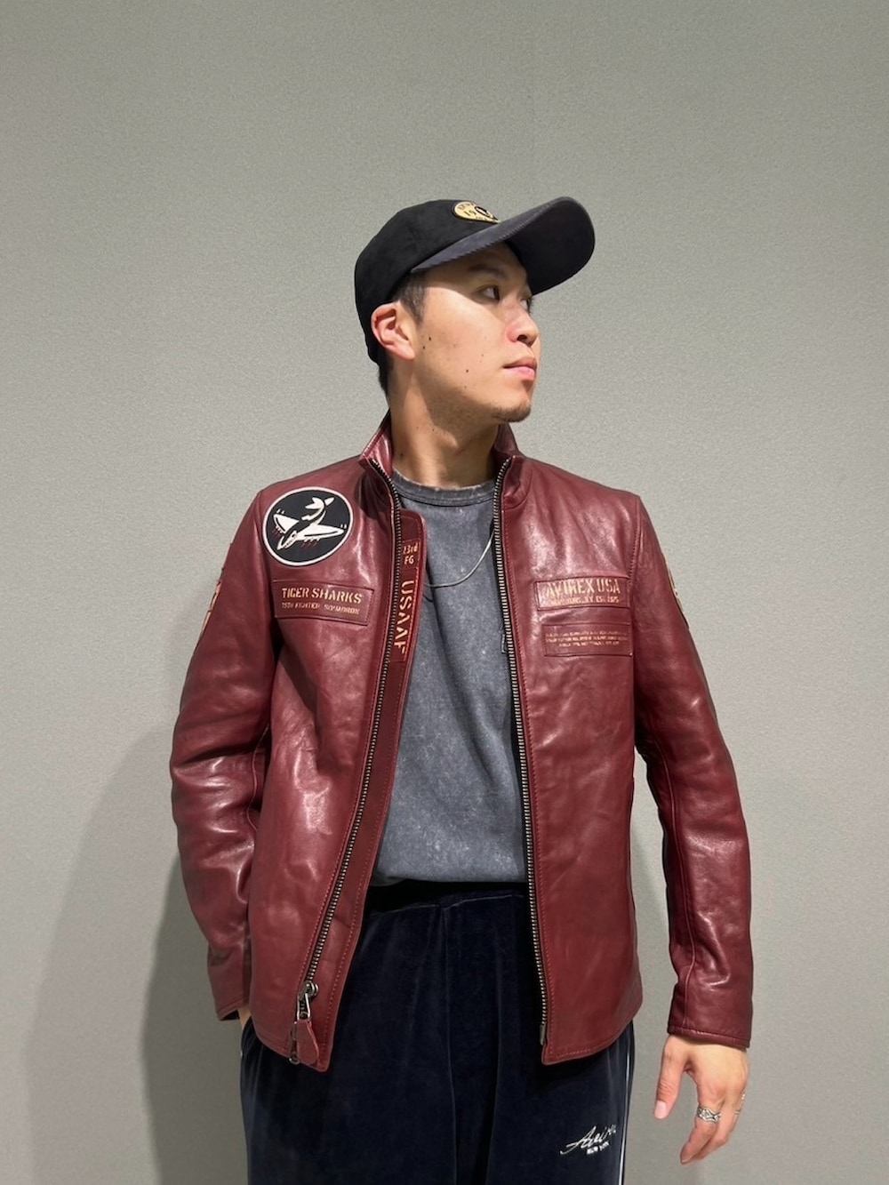 「スニーカー、レザー、レザージャケット、アメカジ、キャップ、AVIREX、ロンT、ラフ、ベロアパンツ、AVIREXBelle」｜「AVIREXのAVIREX/アヴィレックス　EX CORDUROY LAW CAP（キャップ、ブラック系）」を使った、アライマンさん（メンズ・180cm）の秋コーディネートの3枚目の写真