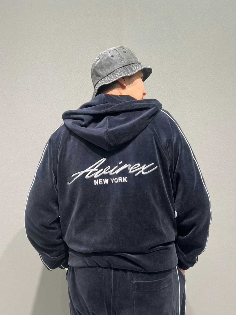 グレー系のTシャツ/カットソー、ブルー系のパーカー、ブルー系のその他パンツを着用したメンズの秋コーディネートの3枚目の写真