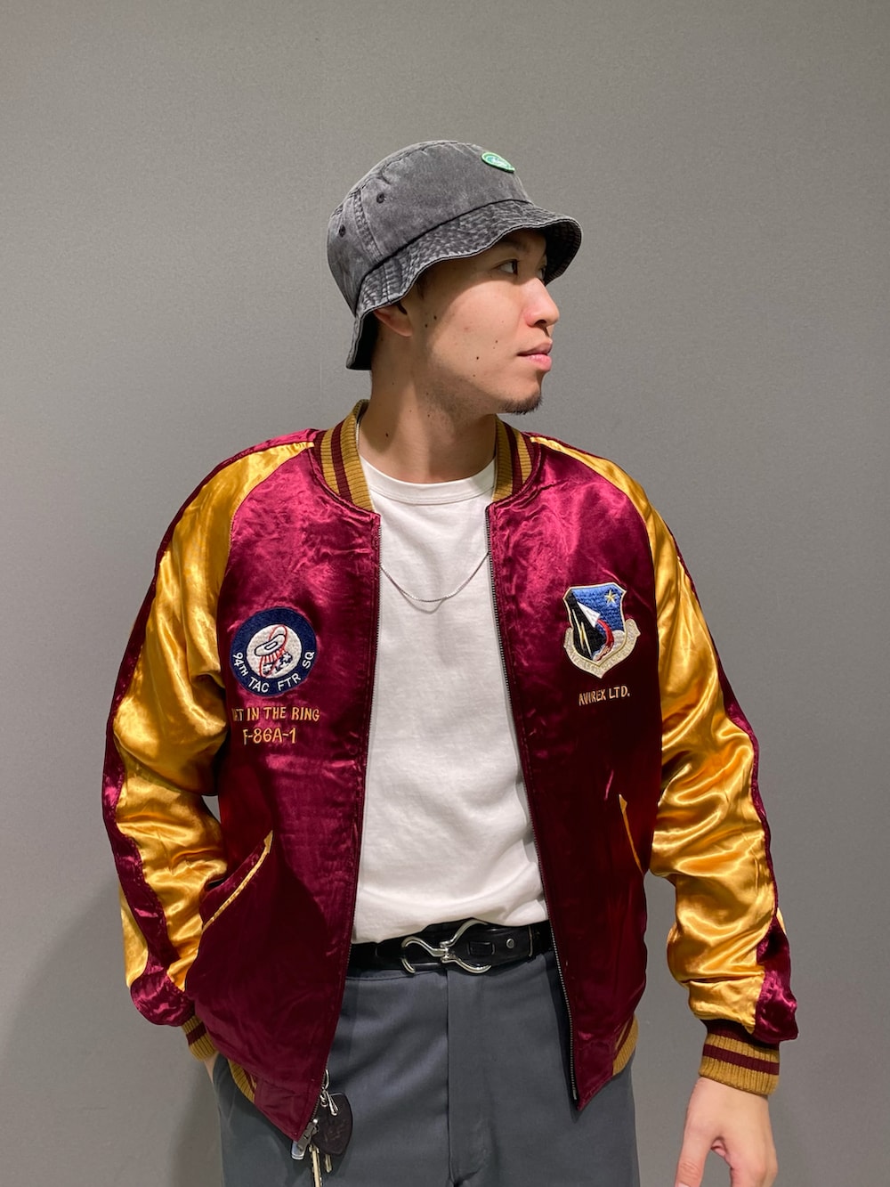 ブラック系のスカジャン、ホワイト系のTシャツ/カットソー、ブラック系のハットを着用したメンズの秋コーディネートの5枚目の写真