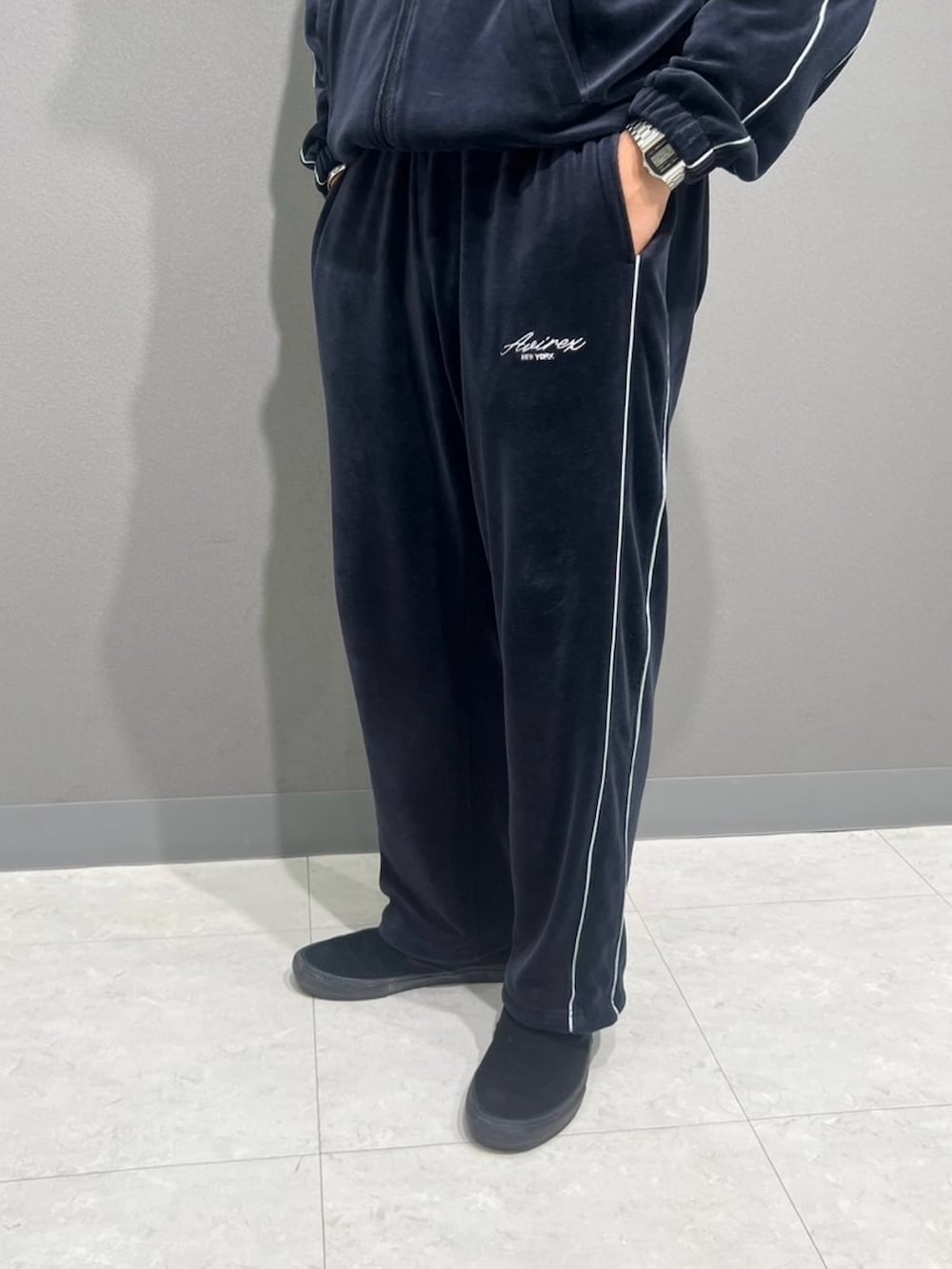 グレー系のTシャツ/カットソー、ブルー系のパーカー、ブルー系のその他パンツを着用したメンズの秋コーディネートの4枚目の写真