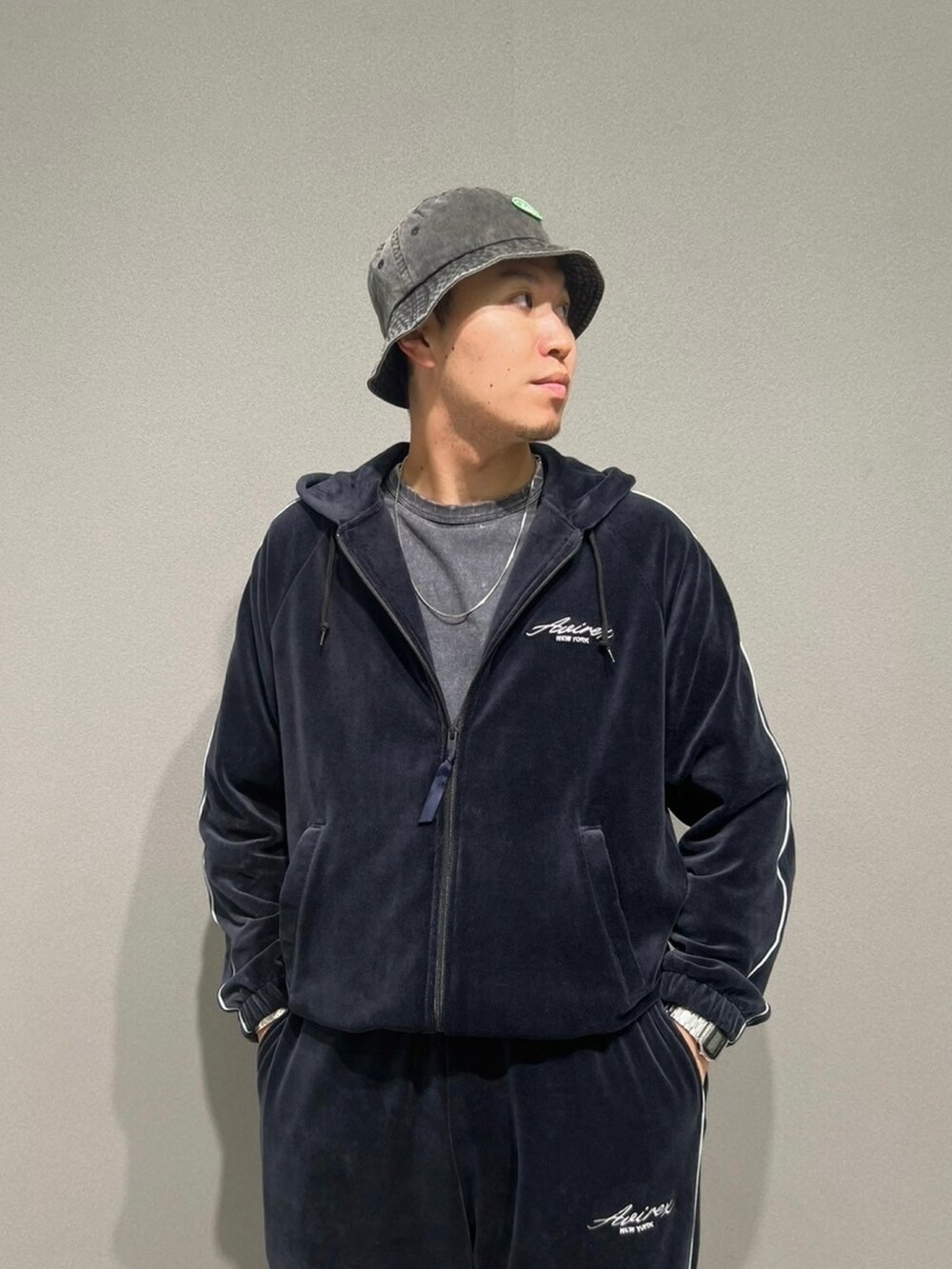 グレー系のTシャツ/カットソー、ブルー系のパーカー、ブルー系のその他パンツを着用したメンズの秋コーディネートの2枚目の写真