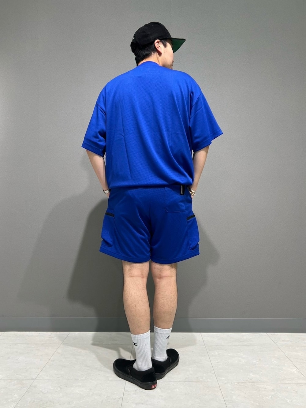 ブルー系のTシャツ/カットソー、ブルー系のカーゴパンツを着用したメンズの春コーディネートの2枚目の写真