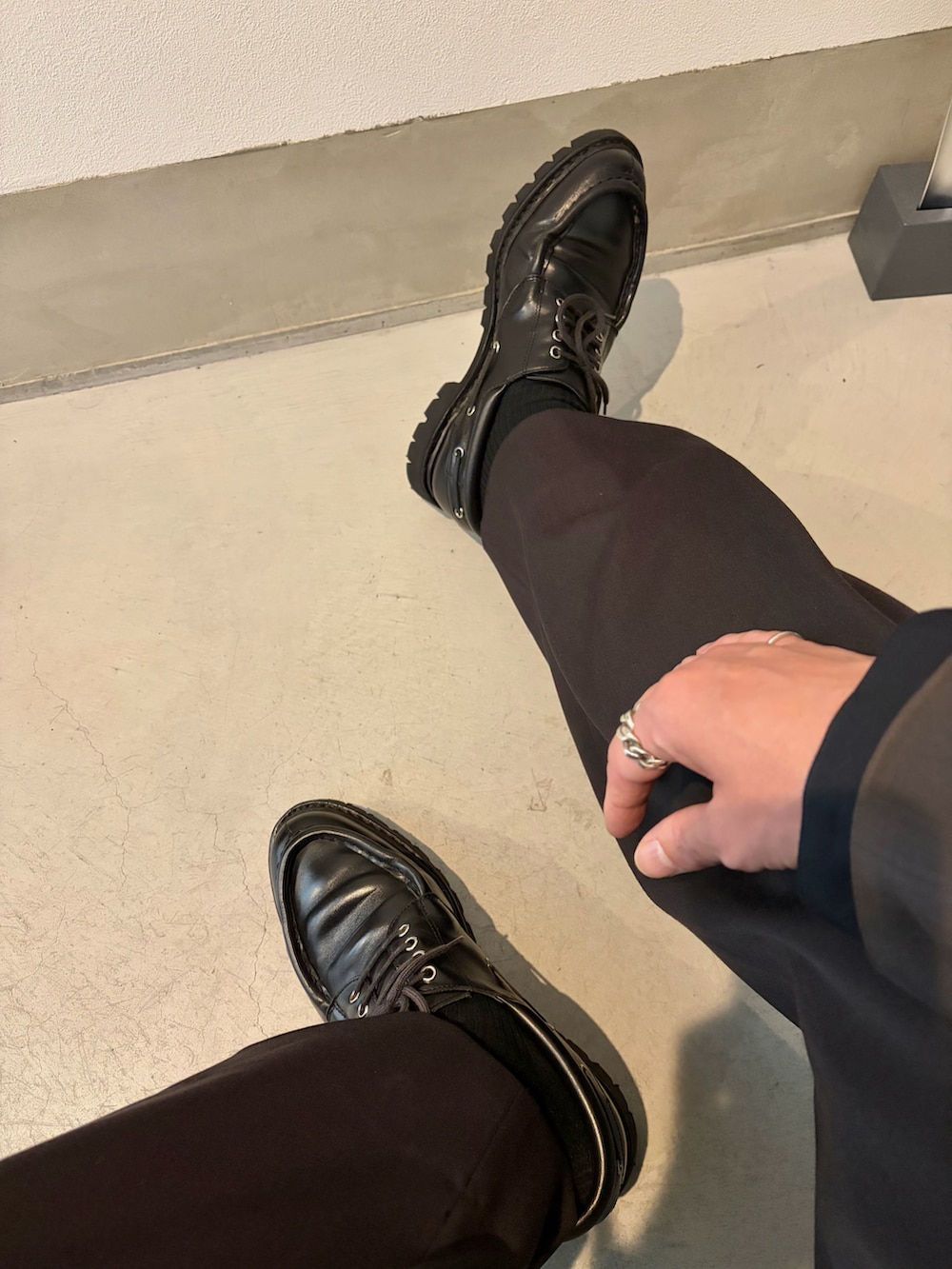 ブラウン系のスラックス、ブラウン系のシャツ/ブラウス、グレー系のTシャツ/カットソーを着用したメンズの冬コーディネートの4枚目の写真