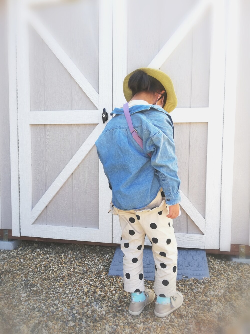 ホワイト系のTシャツ/カットソー、ブルー系のシャツ/ブラウス、ベージュ系のパンツを着用したキッズの春コーディネートの2枚目の写真