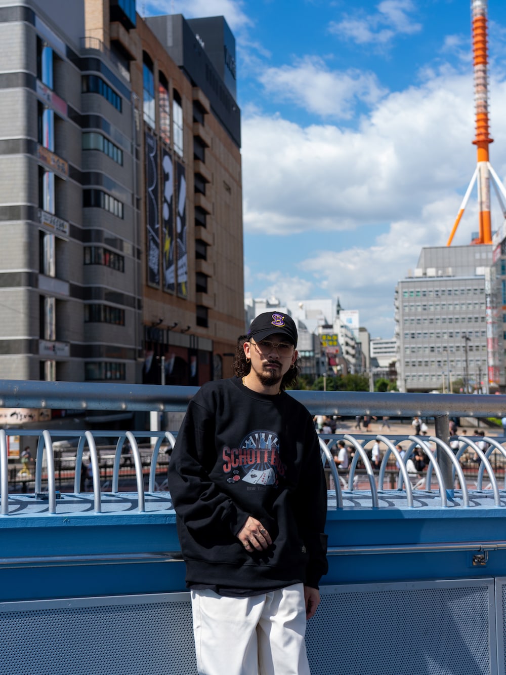 「休日コーデ、ゆるコーデ、秋冬コーデ、メンズファッション、ワイドパンツ、メンズコーデ、レイヤードスタイル、ストリートコーデ、adidasフェス2022、白パンツ、スウェット、トレーナー、ストリート、ストリートMIX、NEW ERA」｜「NEW ERAのSchott×NEWERA/ショット×ニューエラ/9THIRTY TYPE 'SB'/SBキャップ（キャップ、ブラック系）」を使った、Tomoya  Miuraさん（メンズ・170cm）の秋コーディネートの3枚目の写真