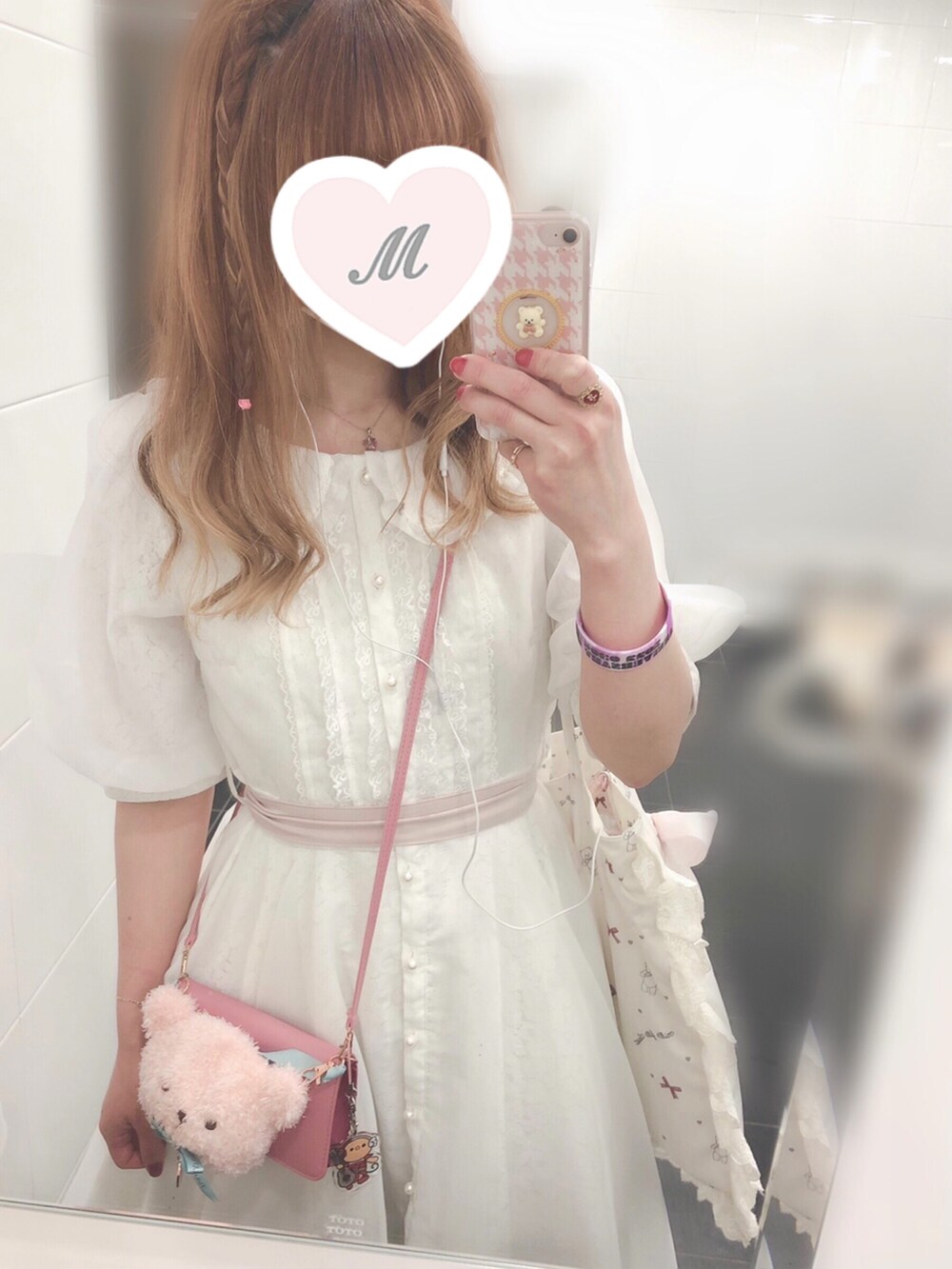 ホワイト系のワンピース、ピンク系のシューズ、ピンク系のエコバッグ/サブバッグを着用したレディースの春コーディネートの2枚目の写真