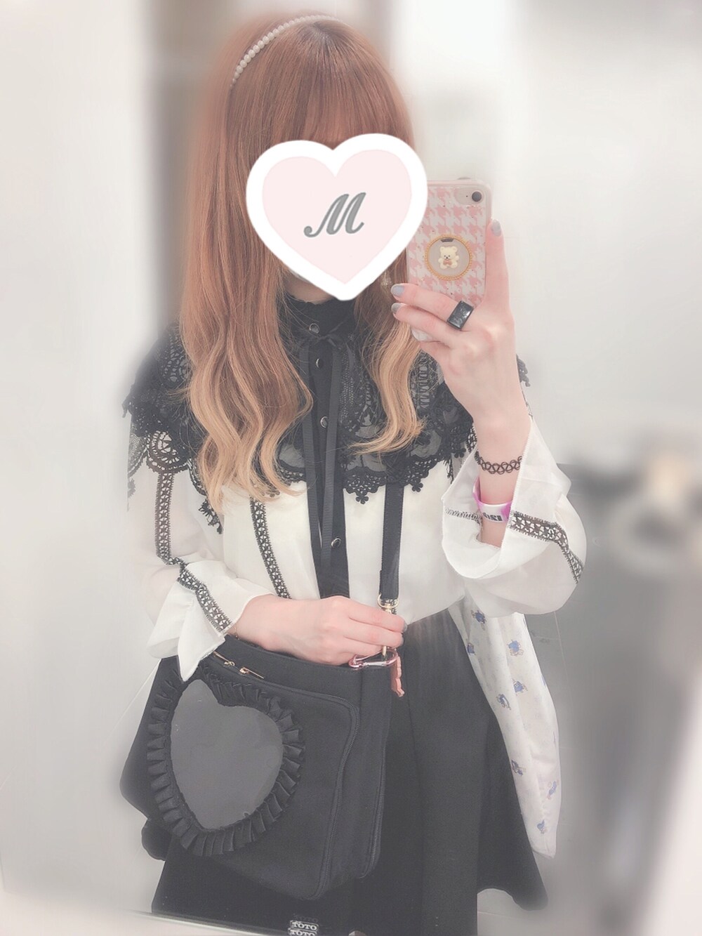 ブラック系のショルダーバッグ、ホワイト系のシャツ/ブラウス、ブラック系のスカートを着用したレディースの夏コーディネートの2枚目の写真