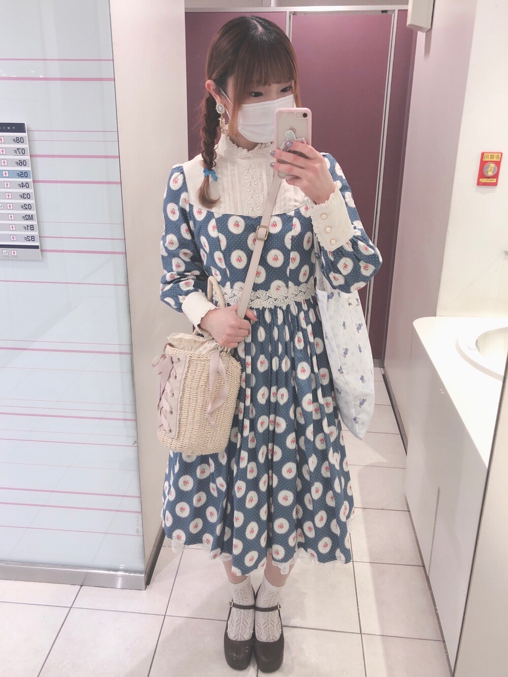 ブルー系のワンピース、ピンク系のバッグ、ブラウン系のシューズを着用したレディースの春コーディネートの2枚目の写真