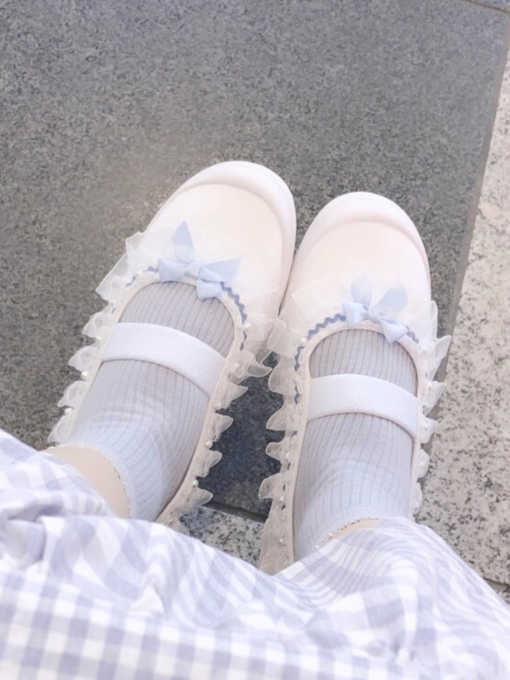 パープル系のワンピース、ブラック系のショルダーバッグ、ホワイト系のシューズを着用したレディースの夏コーディネートの3枚目の写真