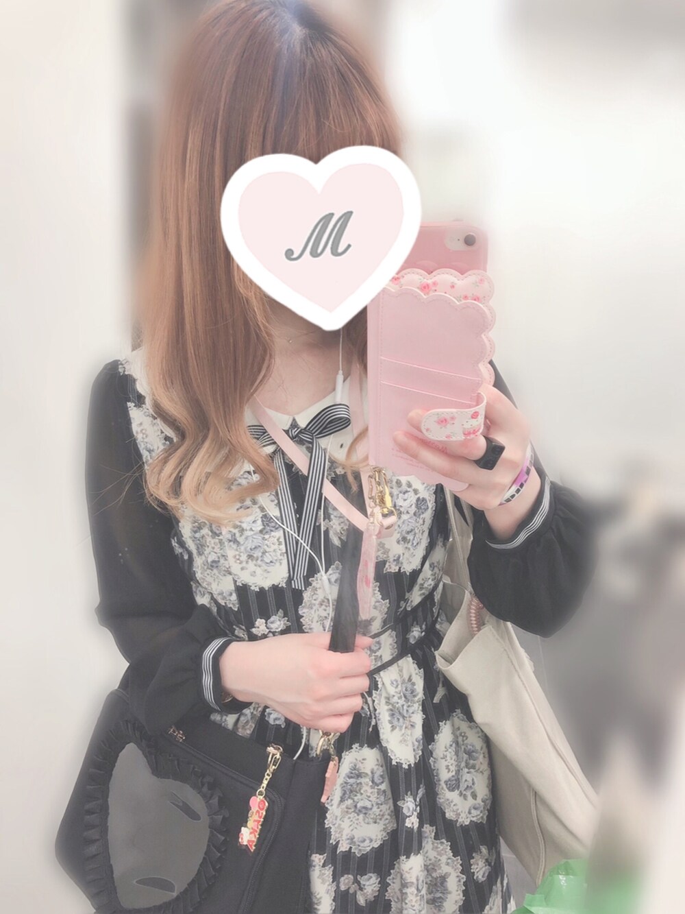 ブラック系のワンピース、ブラック系のショルダーバッグを着用したレディースの夏コーディネートの2枚目の写真