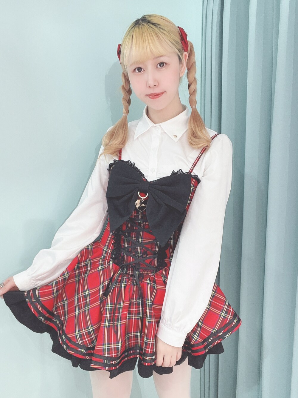 ホワイト系のシャツ/ブラウス、レッド系のジャンパースカートを着用したレディースの春コーディネートの2枚目の写真