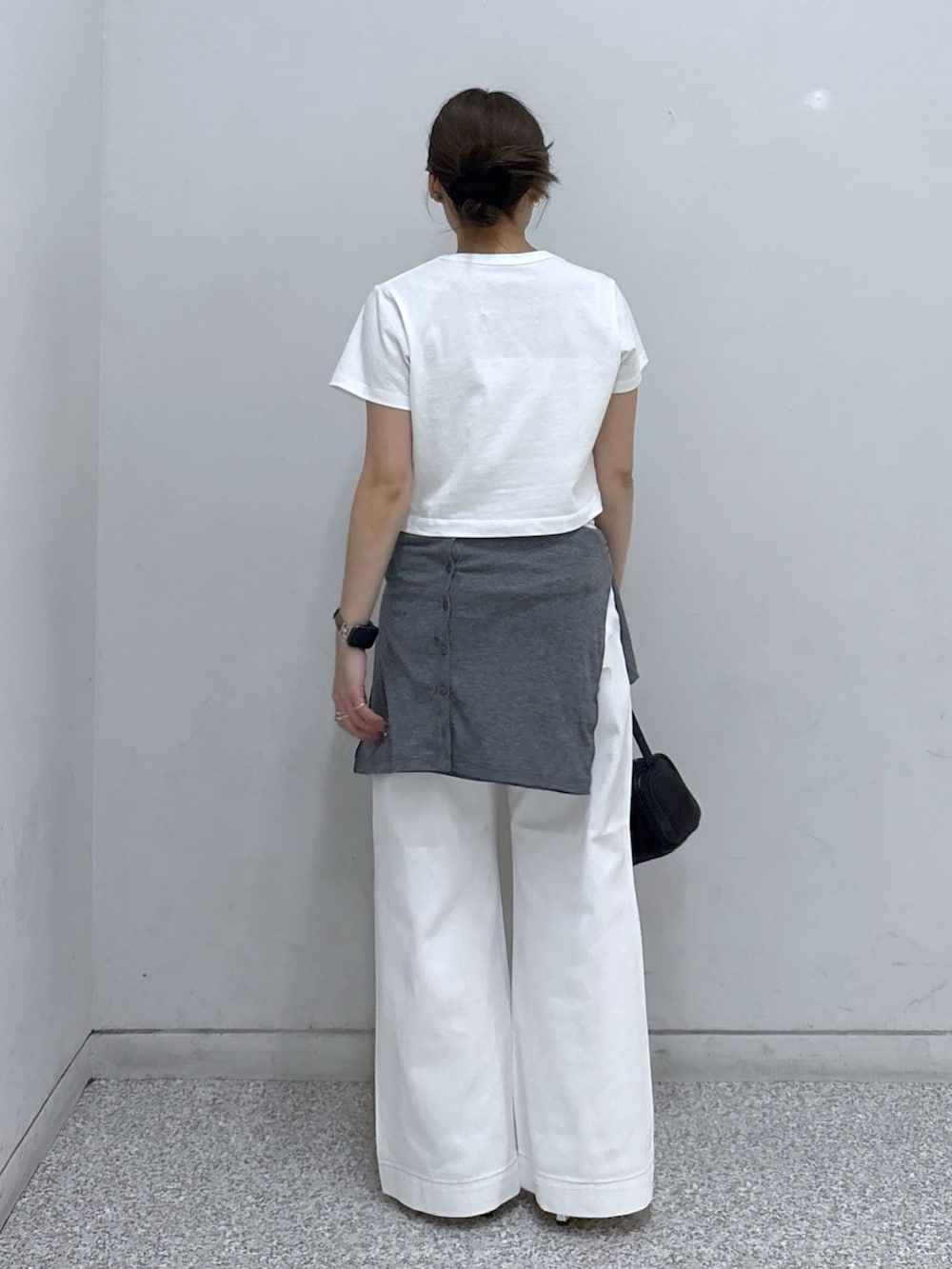 ホワイト系のTシャツ/カットソー、ホワイト系のデニムパンツ、ブラック系のハンドバッグを着用したレディースの夏コーディネートの3枚目の写真