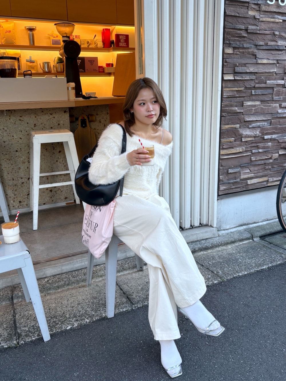 ホワイト系のニット/セーター、ホワイト系のその他パンツ、ブラック系のハンドバッグを着用したレディースの秋コーディネートの2枚目の写真