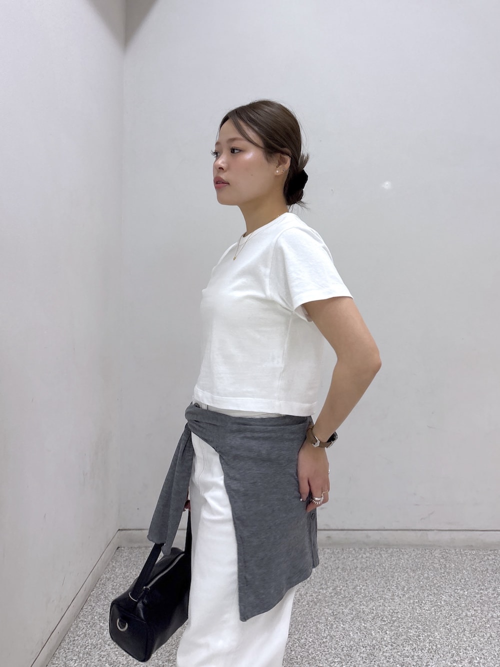 ホワイト系のTシャツ/カットソー、ホワイト系のデニムパンツ、ブラック系のハンドバッグを着用したレディースの夏コーディネートの5枚目の写真