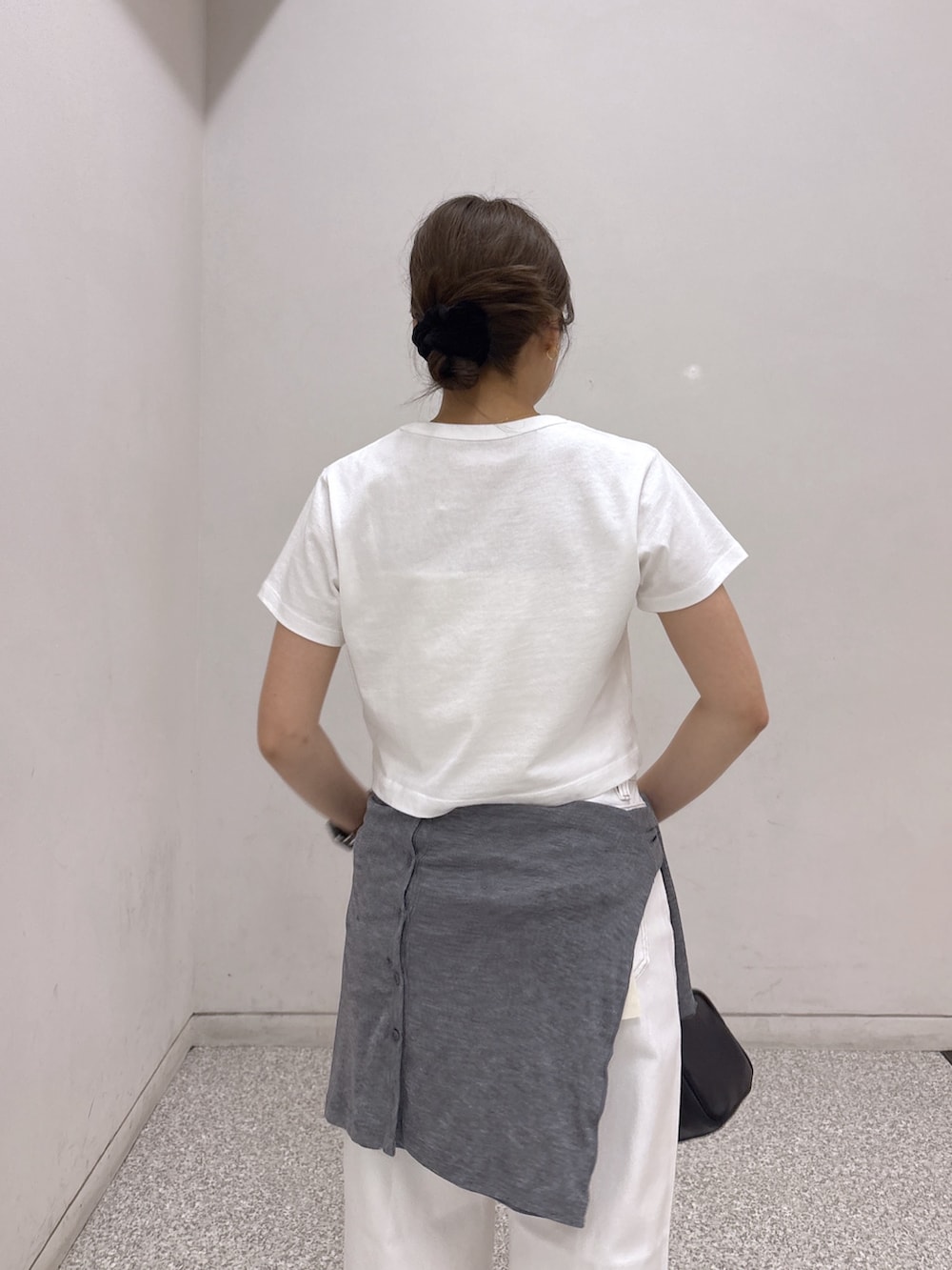 ホワイト系のTシャツ/カットソー、ホワイト系のデニムパンツ、ブラック系のハンドバッグを着用したレディースの夏コーディネートの6枚目の写真