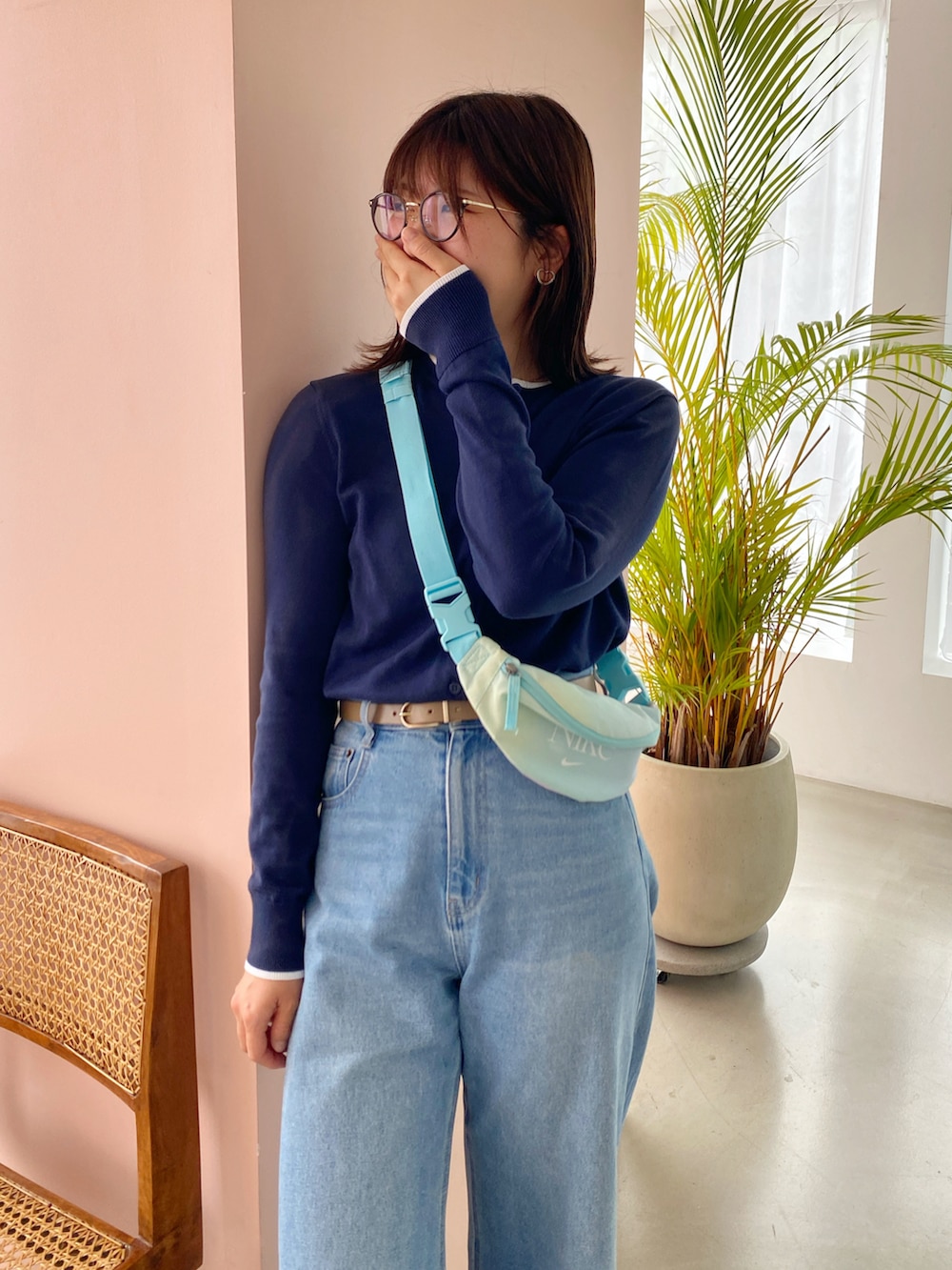 ブルー系のカーディガン/ボレロ、ブルー系のボディバッグ/ウエストポーチ、ブルー系のデニムパンツを着用したレディースの春コーディネートの3枚目の写真