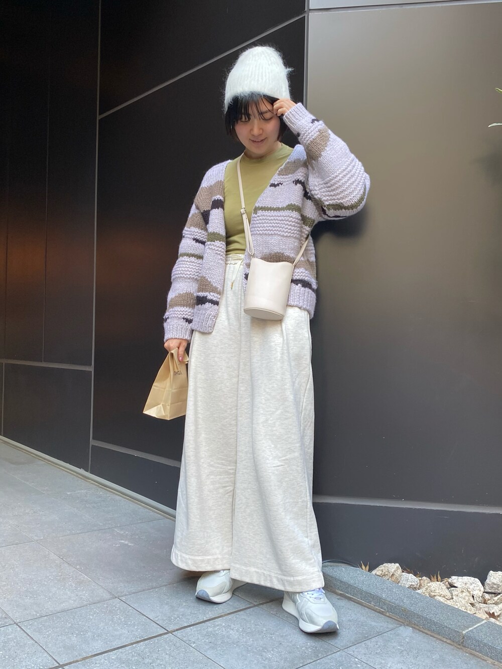 「私の推しブランド、ニット帽、ミリタリー、グリーン、スウェットパンツ、ミニバッグ、カーディガン、カモフラ、フレアパンツ、ホワイト、アースカラー、高身長女子、ゆるコーデ、手編み、オトナカジュアル」｜「fukuuのとろけちゃう肌触りハイネックインナートップス（その他トップス、グリーン系）」を使った、shino_wearさん（レディース・167cm）の冬コーディネートの2枚目の写真
