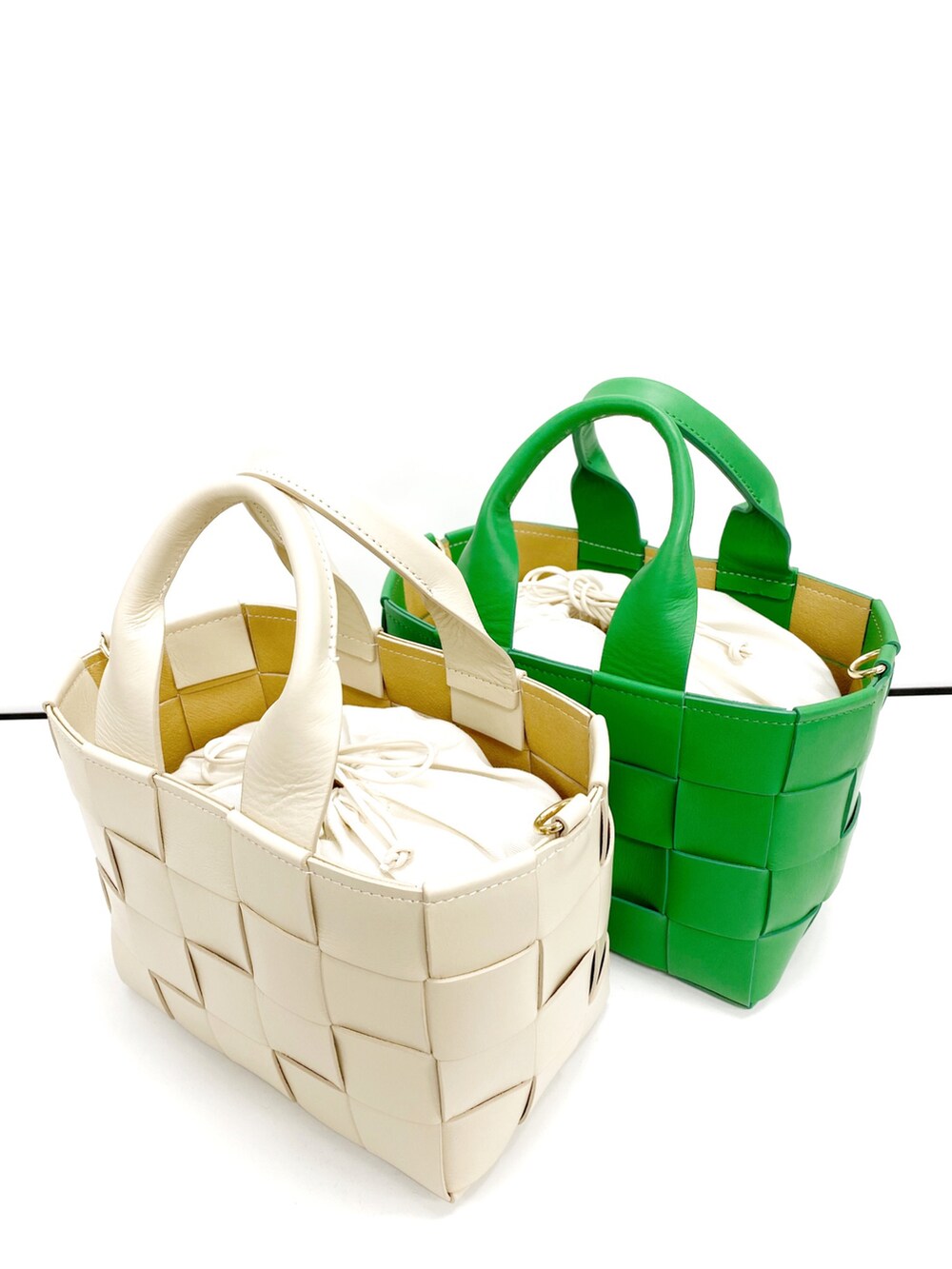 ブラック系のシャツ/ブラウス、ブルー系のスカート、ベージュ系のバッグを着用したレディースの冬コーディネートの4枚目の写真