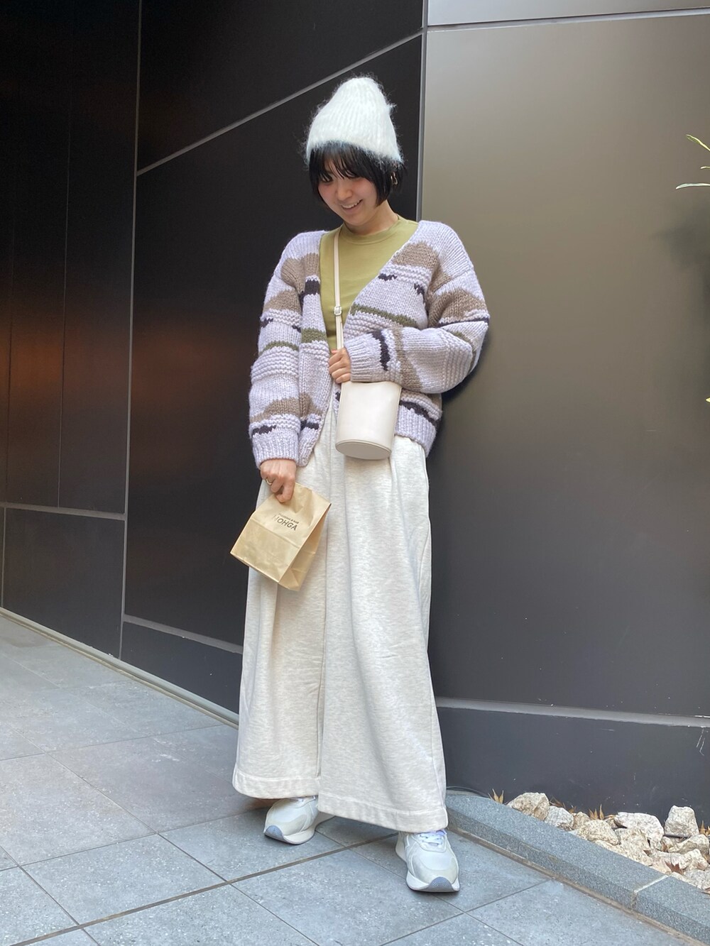 「私の推しブランド、ニット帽、ミリタリー、グリーン、スウェットパンツ、ミニバッグ、カーディガン、カモフラ、フレアパンツ、ホワイト、アースカラー、高身長女子、ゆるコーデ、手編み、オトナカジュアル」｜「fukuuのとろけちゃう肌触りハイネックインナートップス（その他トップス、グリーン系）」を使った、shino_wearさん（レディース・167cm）の冬コーディネートの3枚目の写真