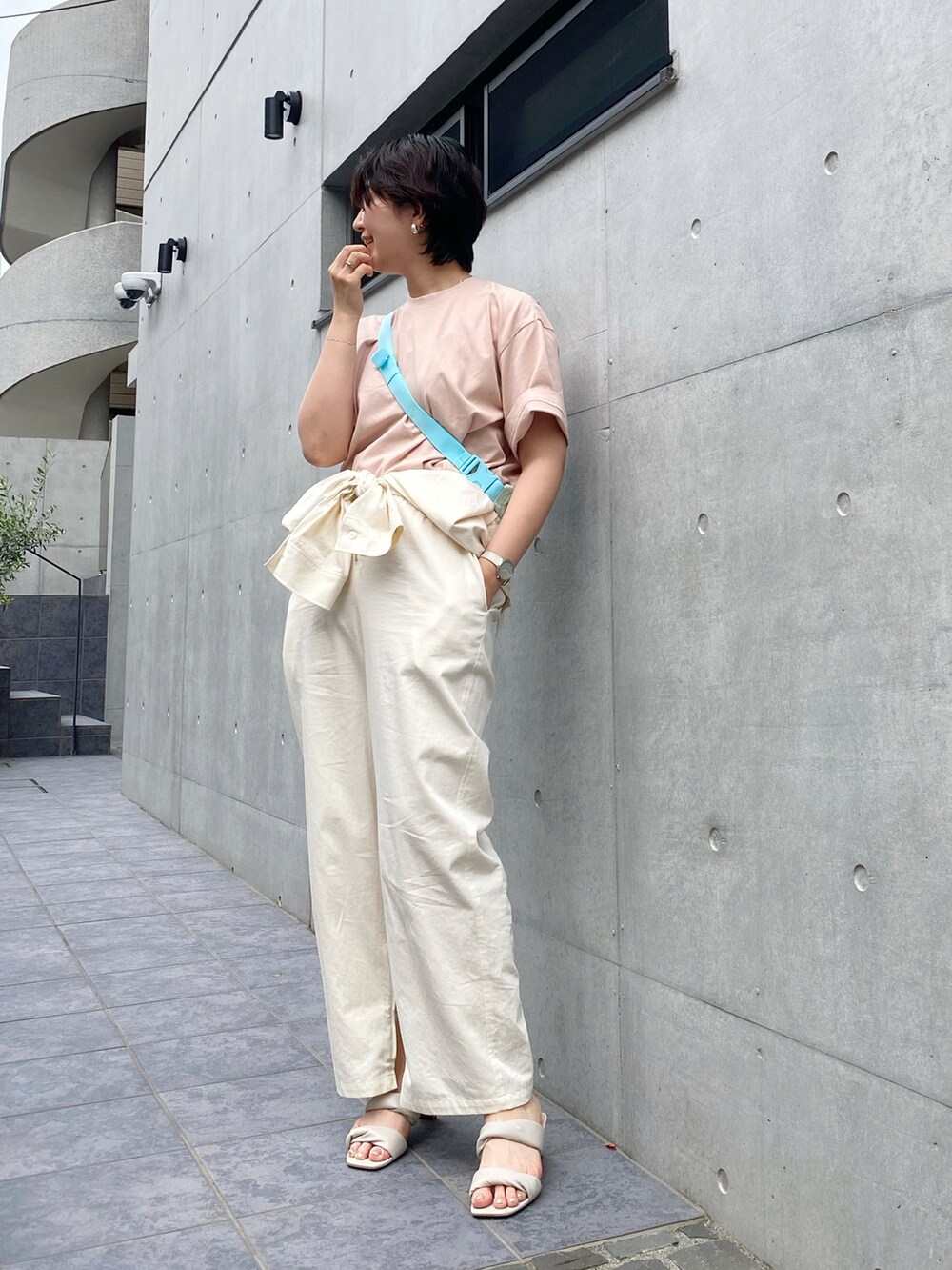 「Tシャツ、カラーコーデ、カラー×コーデ、カラーパレット、つなぎ、オールインワン、腰巻きスタイル、ホワイト、ピンク、ボディバッグ、ジャンプスーツ、オーバーサイズ、ビッグシルエット、ロールアップ、FUDGEBOYのトラッドスタイル」｜「face sans fardのアイテム（Tシャツ/カットソー、ピンク系）」を使った、shino_wearさん（レディース・167cm）の春コーディネートの3枚目の写真