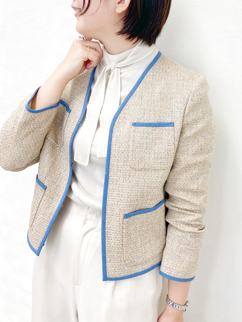 「セレモニー、結婚式、ハレ、淡色コーデ、バレエシューズ、スクエアトゥ、スクエアバッグ、ジャケット、ベージュコーデ、ホワイト、春めきシューズ、ポケット、きれいめカジュアル、差し色、ツイード」｜「TRUE NAVYのプランタンツィード 4パッチポケット ノーカラージャケット（ノーカラージャケット、ベージュ系）」を使った、shino_wearさん（レディース・167cm）の春コーディネートの2枚目の写真