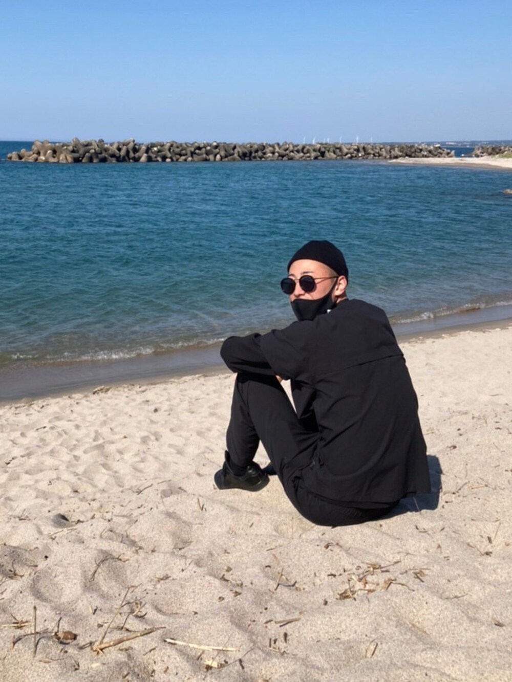 ブラック系のTシャツ/カットソー、ブラック系のシャツ/ブラウス、ブラック系のその他パンツを着用したメンズの秋コーディネートの2枚目の写真