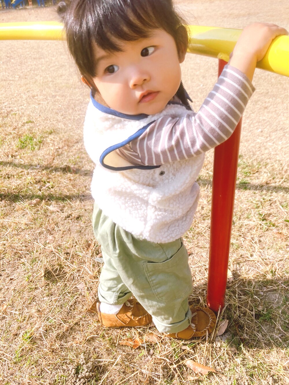 ホワイト系のベスト、その他のTシャツ/カットソー、グリーン系のカーゴパンツを着用したキッズの秋コーディネートの2枚目の写真