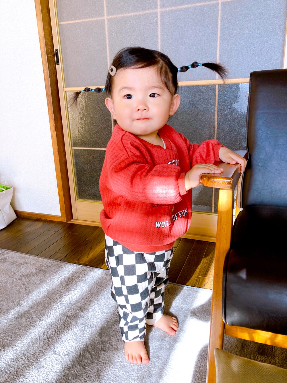 「プチプラコーデ、スウェット、チェッカー柄、ツインテール、女の子ファッション、女の子」｜「no brandのアイテム（スウェット、レッド系）」を使った、にこさん（キッズ・80cm）の冬コーディネートの2枚目の写真